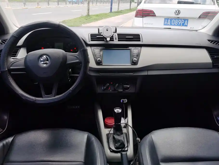 Skoda Fabia 2015 — фото 12