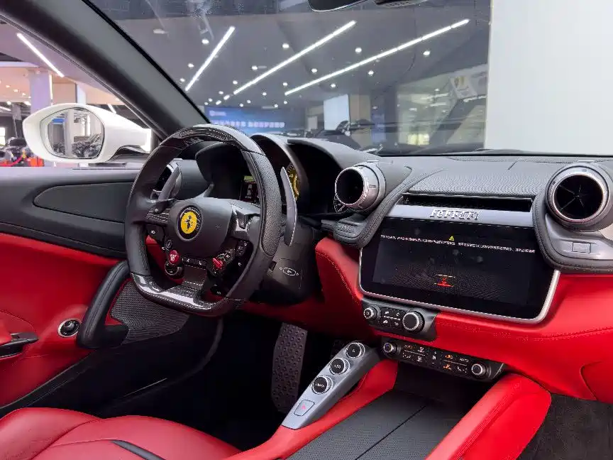 Ferrari GTC4Lusso 2019 — фото 14