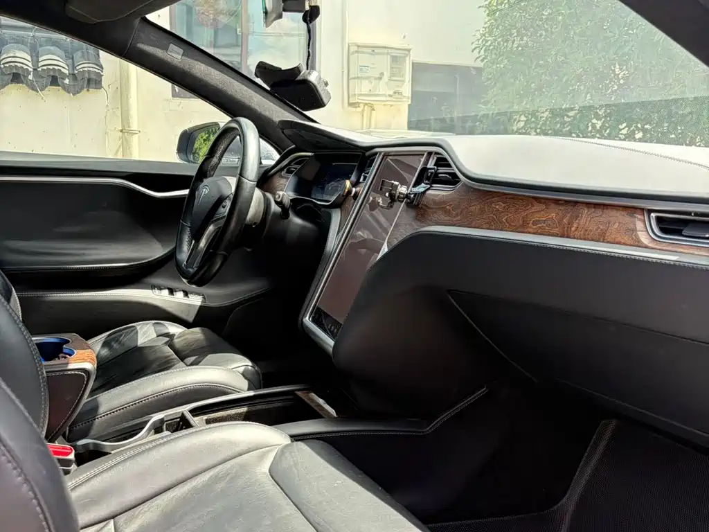 Tesla Model S 2017 — фото 15