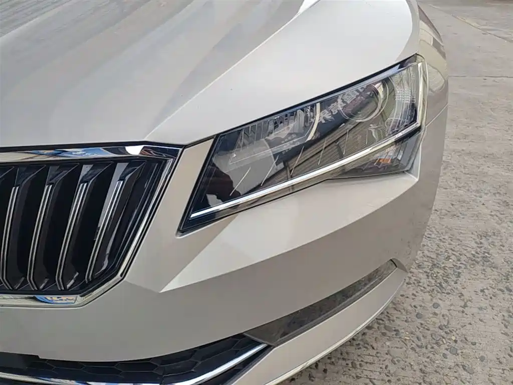 Skoda Superb 2019 — фото 24