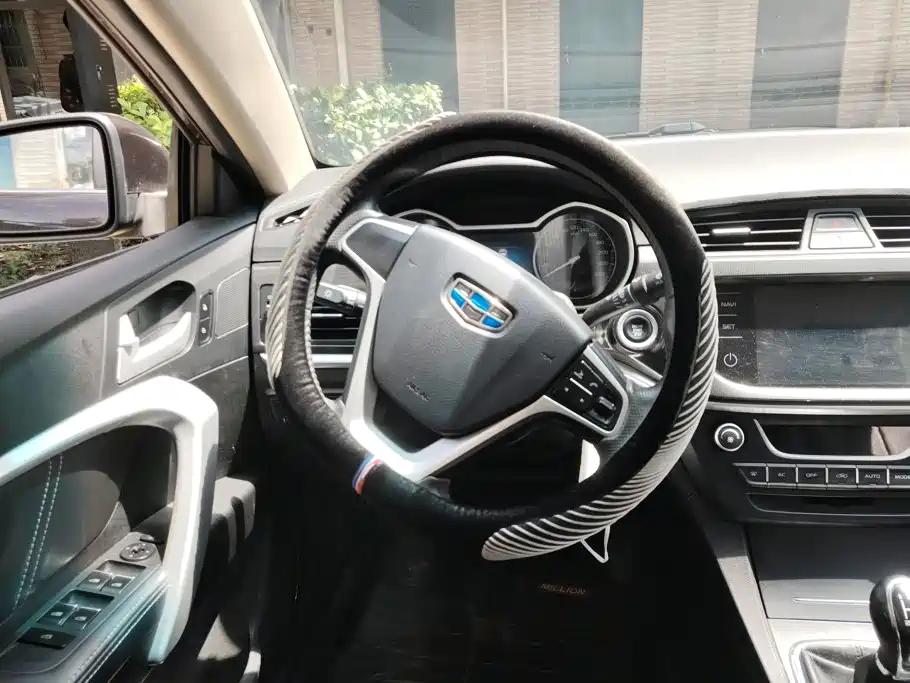 Geely Emgrand 2017 — фото 15