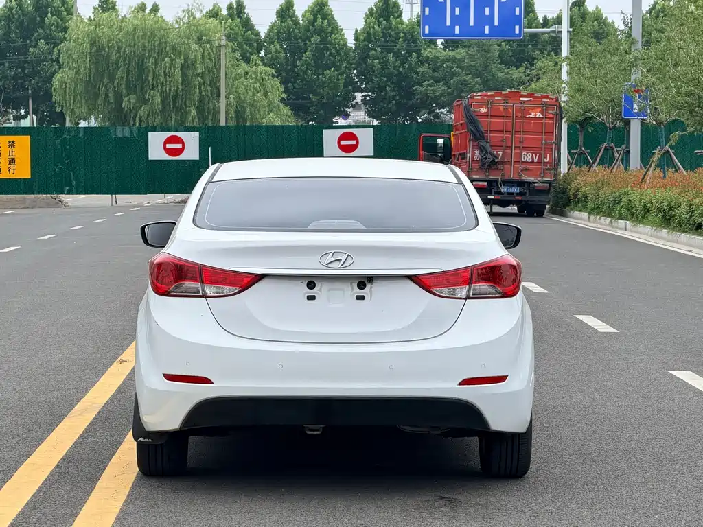 Hyundai Elantra 2015 — фото 8