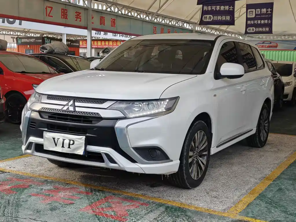 Mitsubishi Outlander 2021 — фото 1