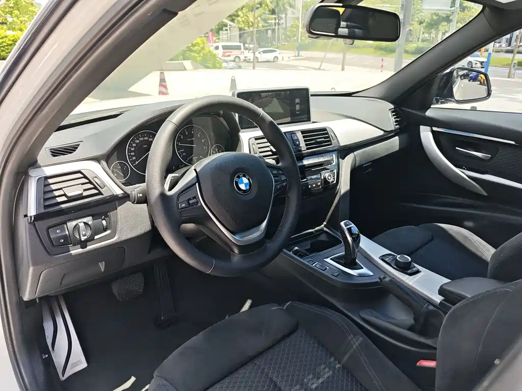 BMW 3 Series 2017 — фото 10