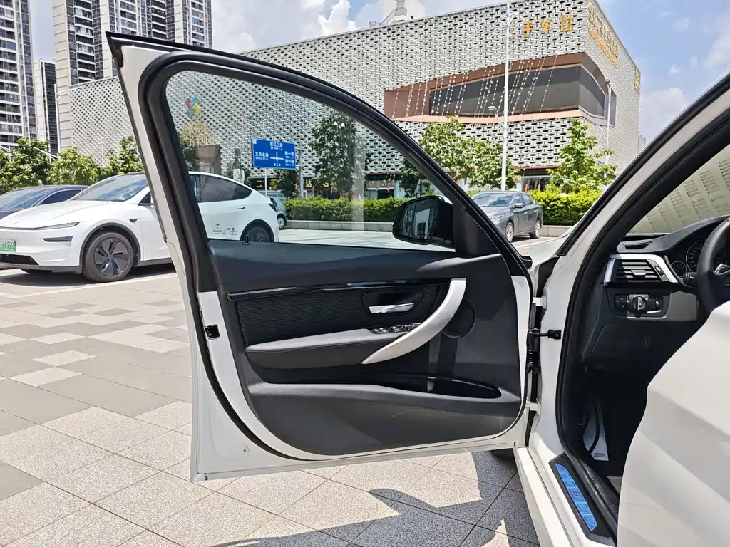 BMW 3 Series 2017 — фото 12