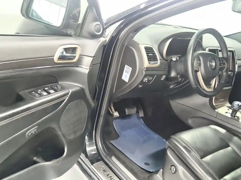 Jeep Grand Cherokee 2015 — фото 16