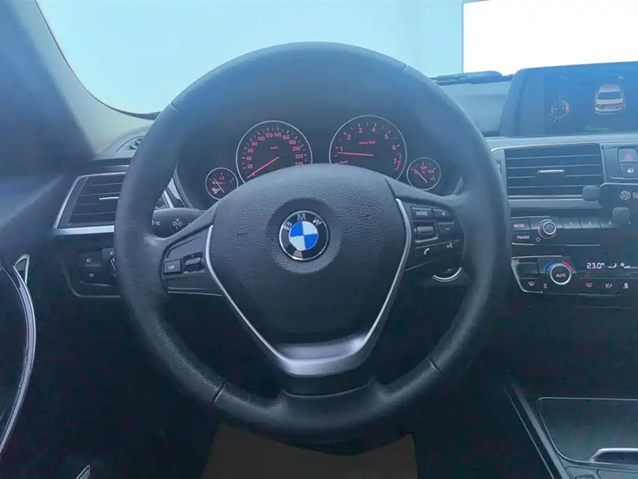BMW 3 Series 2017 — фото 15