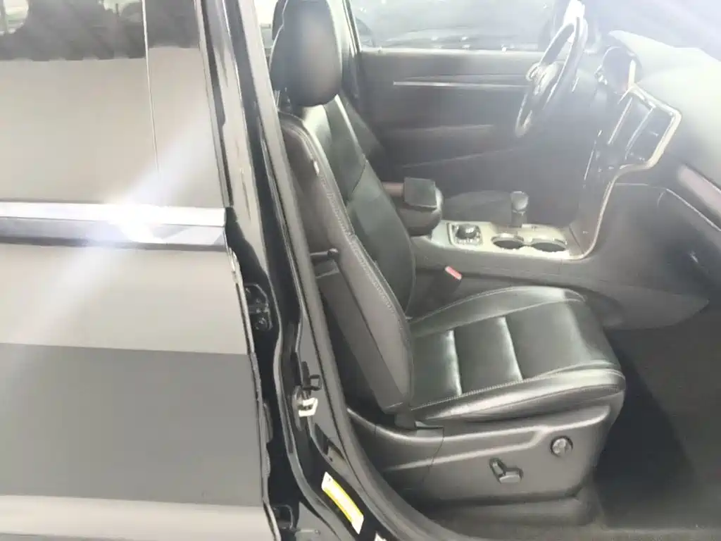 Jeep Grand Cherokee 2015 — фото 25