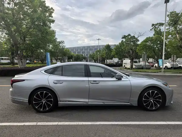 Lexus LS 2021