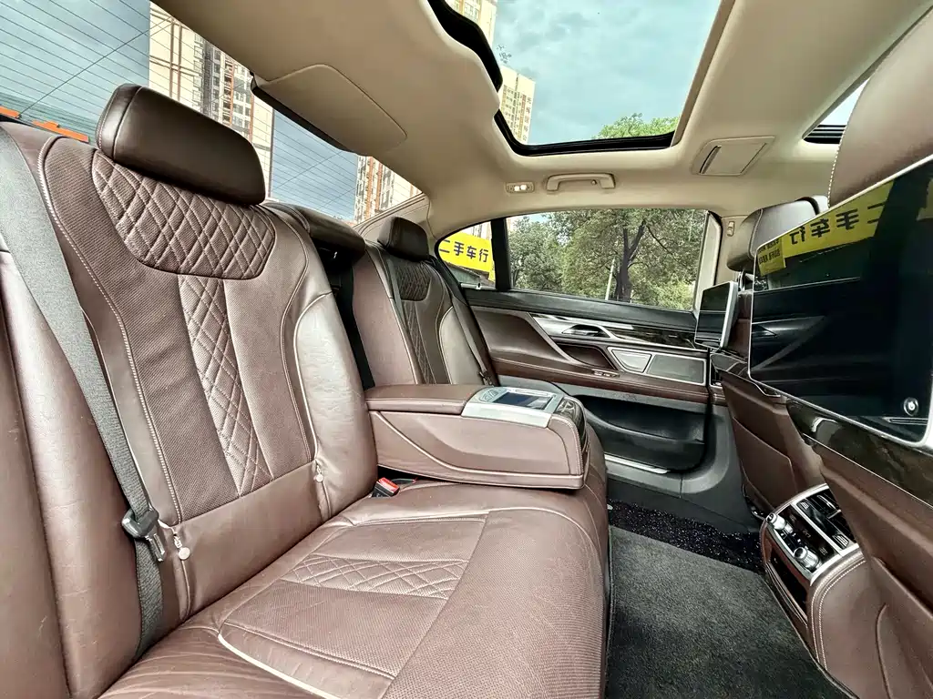 BMW 7 Series 2015 — фото 12