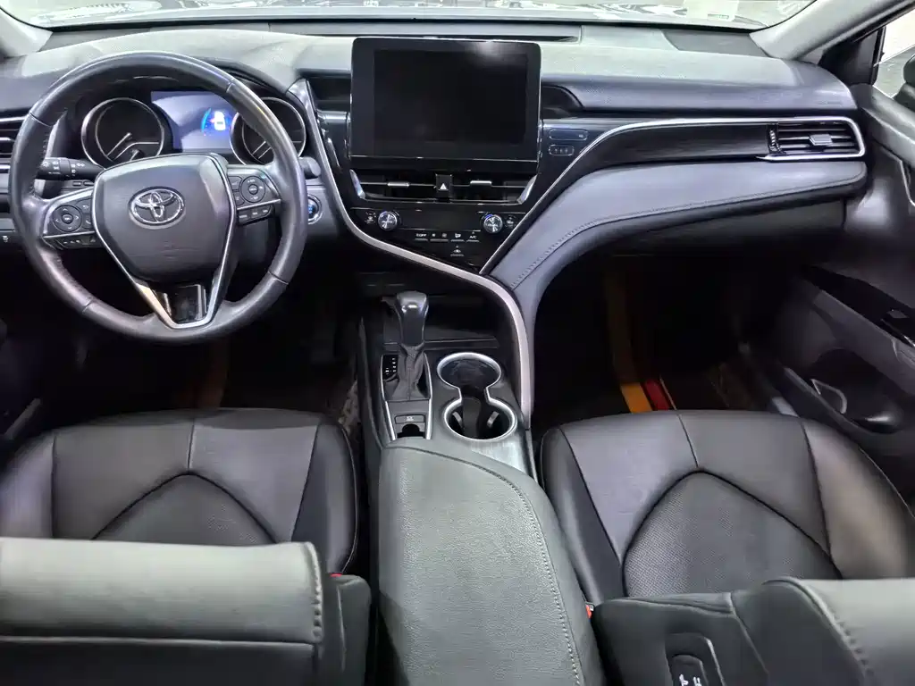 Toyota Camry 2023 — фото 8
