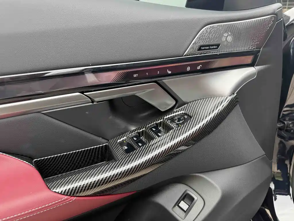BMW 5 Series 2025 — фото 30