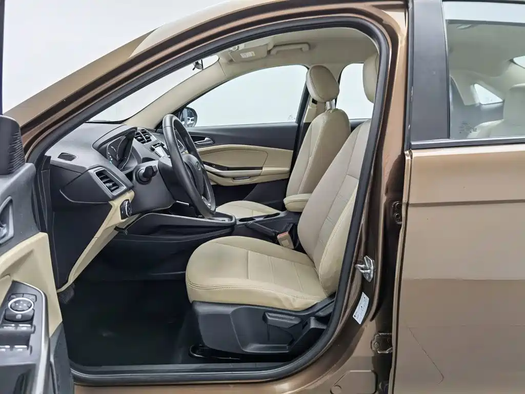 Ford Escort 2015 — фото 10