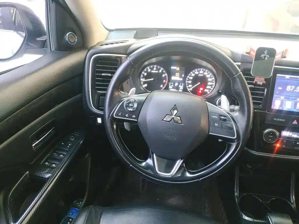 Mitsubishi Outlander 2017 — фото 11