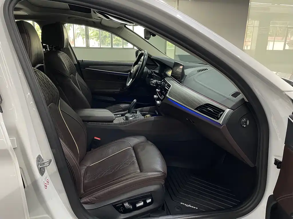 BMW 5 Series New Energy 2019 — фото 12