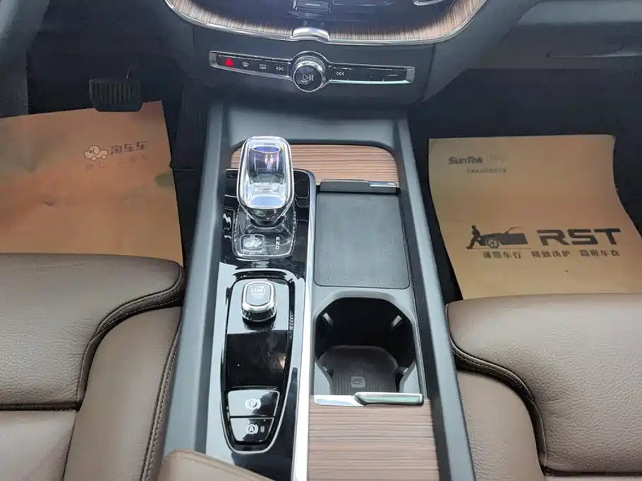 Volvo XC60 2025 — фото 16