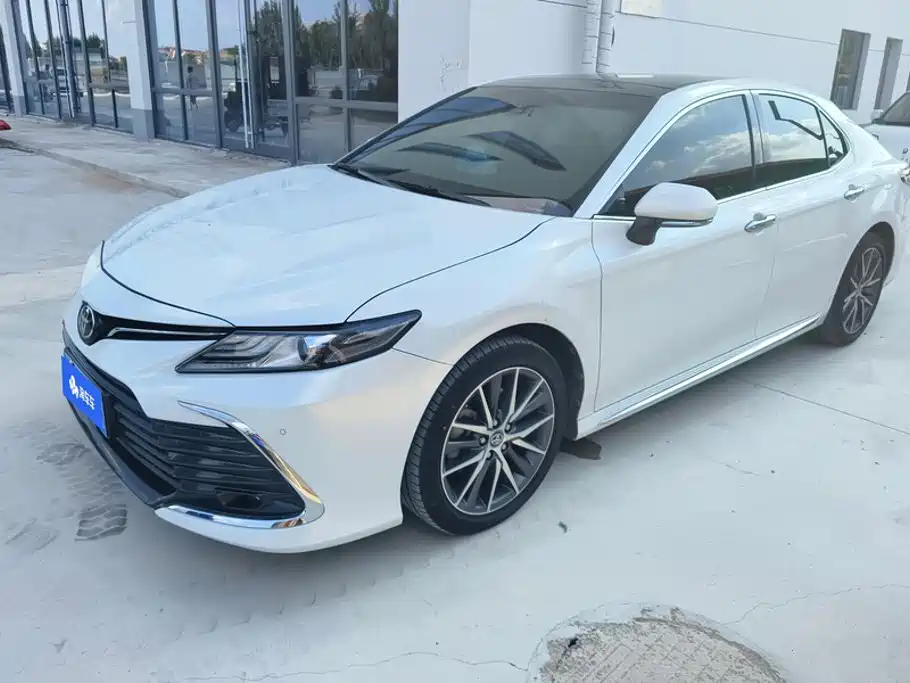 Toyota Camry 2024 — фото 1