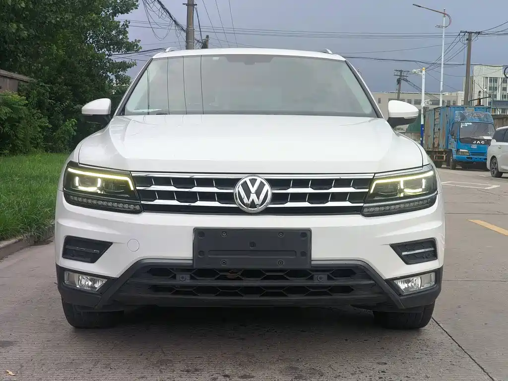 Volkswagen Tiguan L 2017 — фото 1