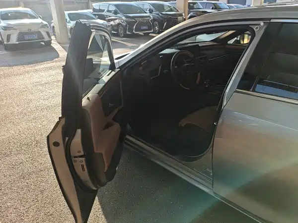 Lexus ES 2020