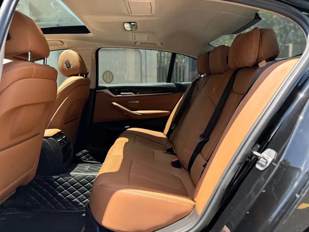 BMW 5 Series 2017 — фото 15