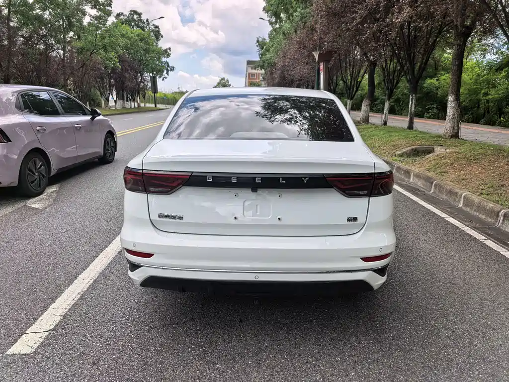 Geely Emgrand 2023