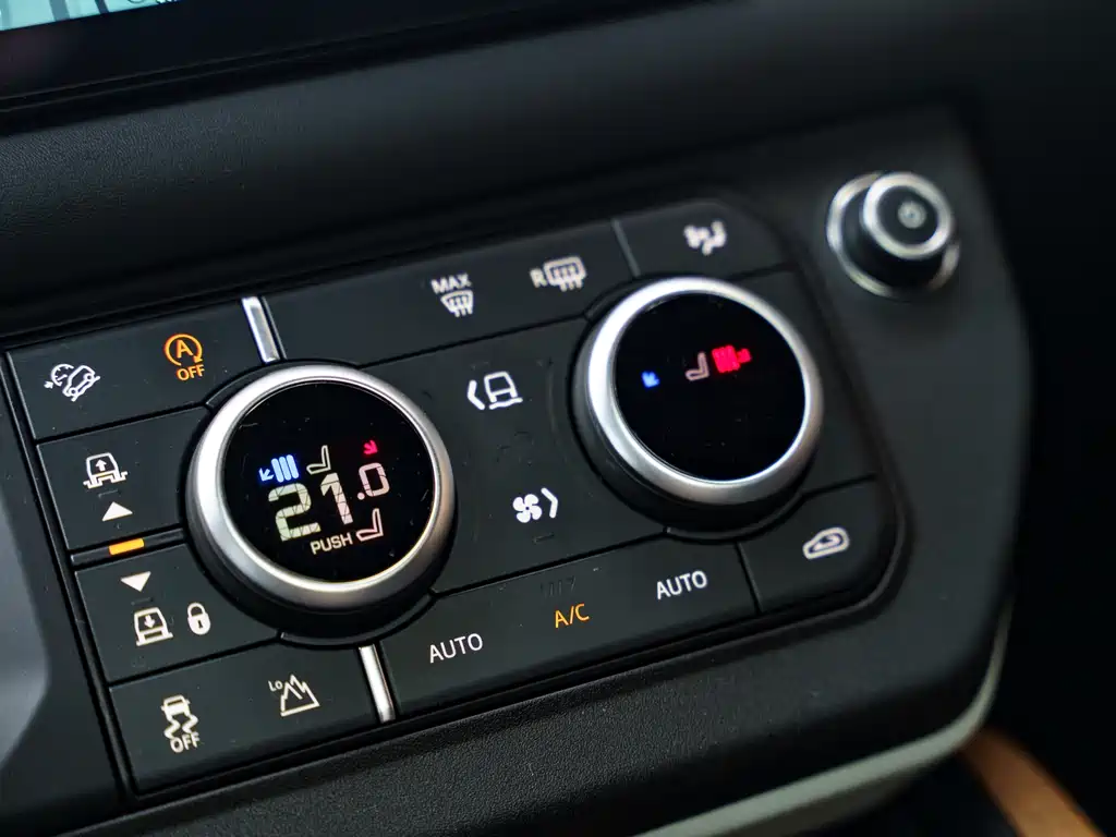 Land Rover Defender 2023 — фото 17