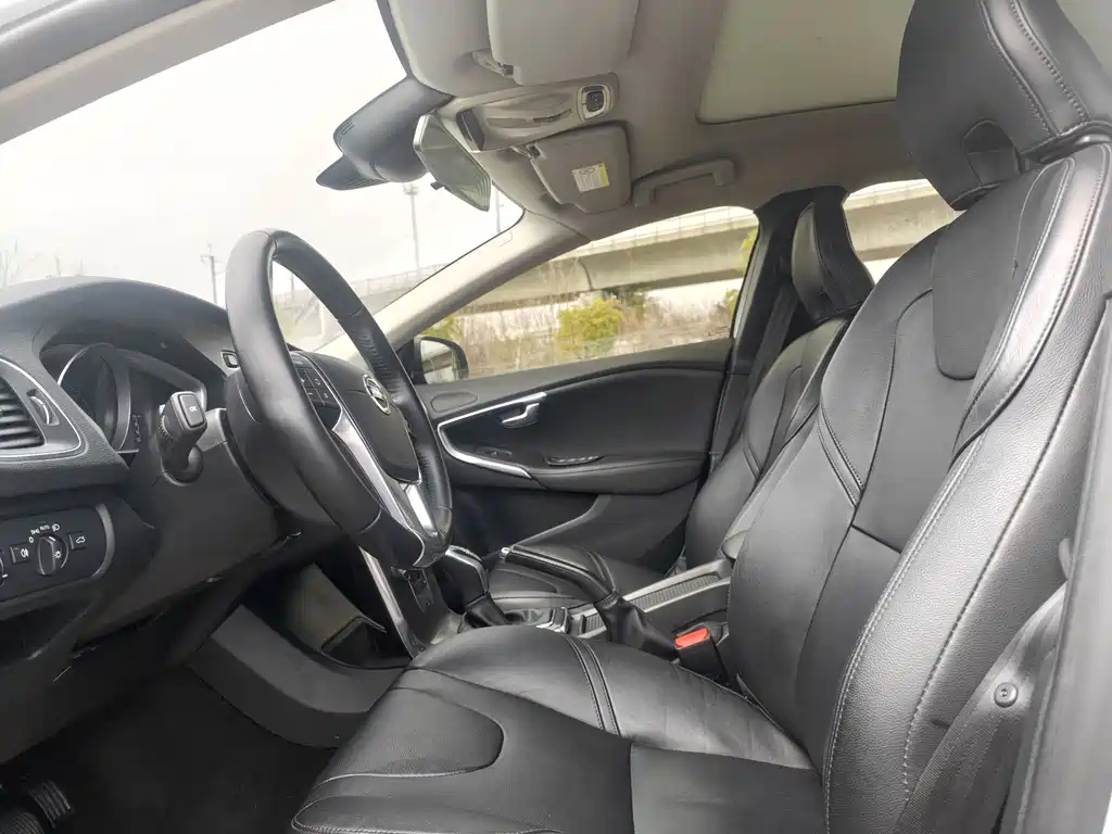 Volvo V40 2016 — фото 11