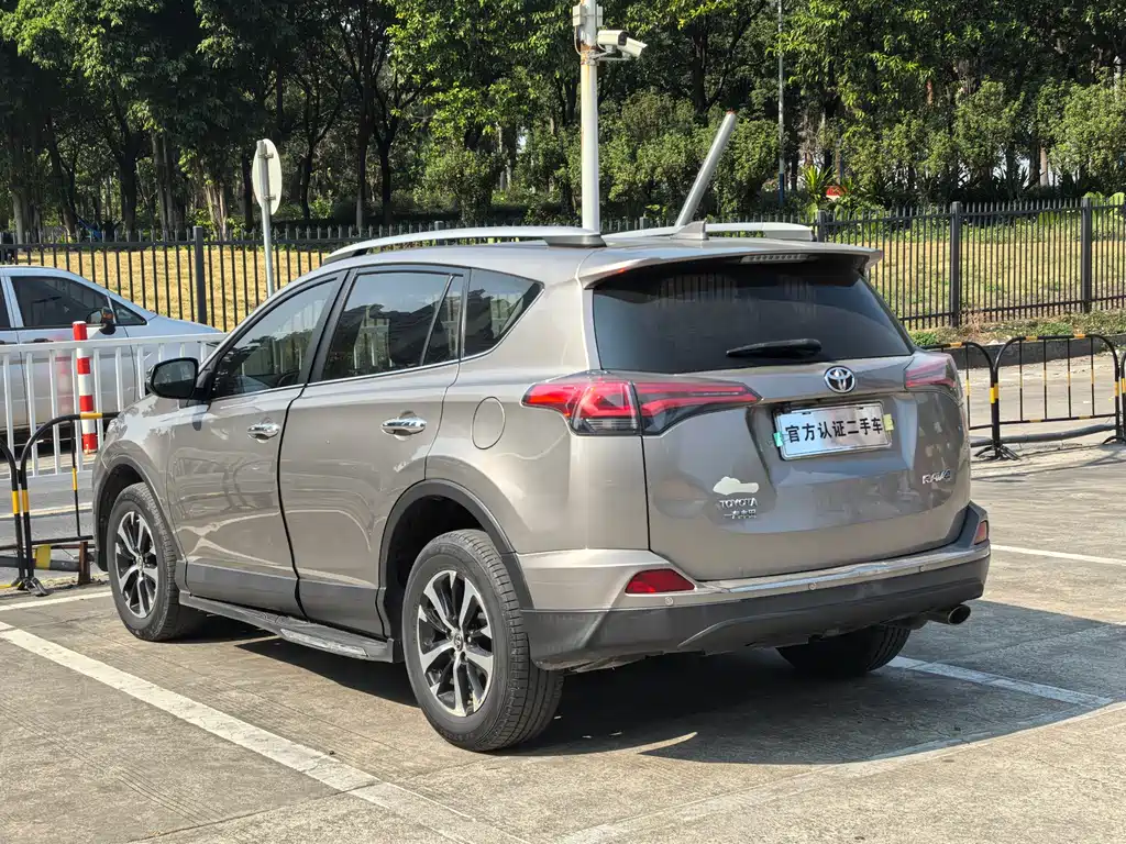 Toyota RAV4 2019 — фото 17