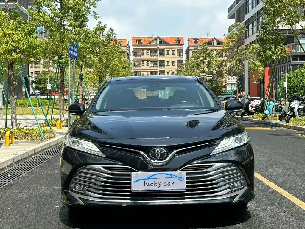 Toyota Camry 2019 — фото 2