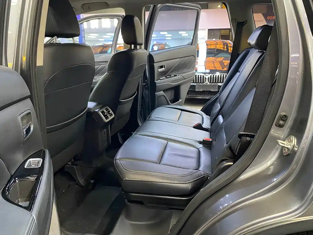 Mitsubishi Outlander 2020 — фото 12