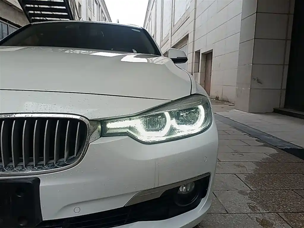 BMW 3 Series 2018 — фото 24