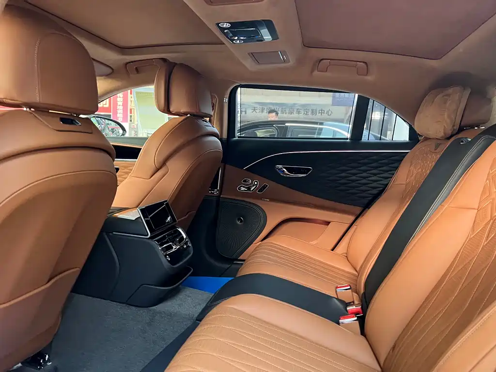 Bentley Flying Spur — фото 16