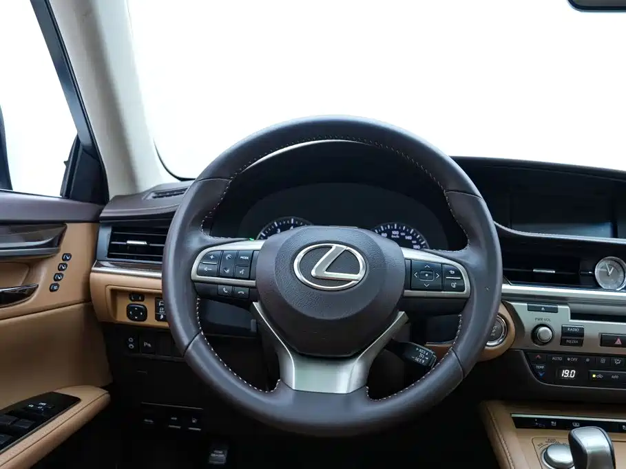 Lexus ES 2017 — фото 14
