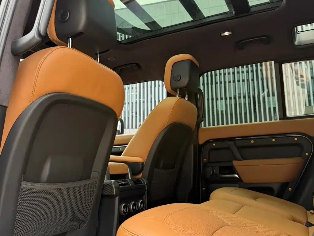 Land Rover Defender 2023 — фото 10