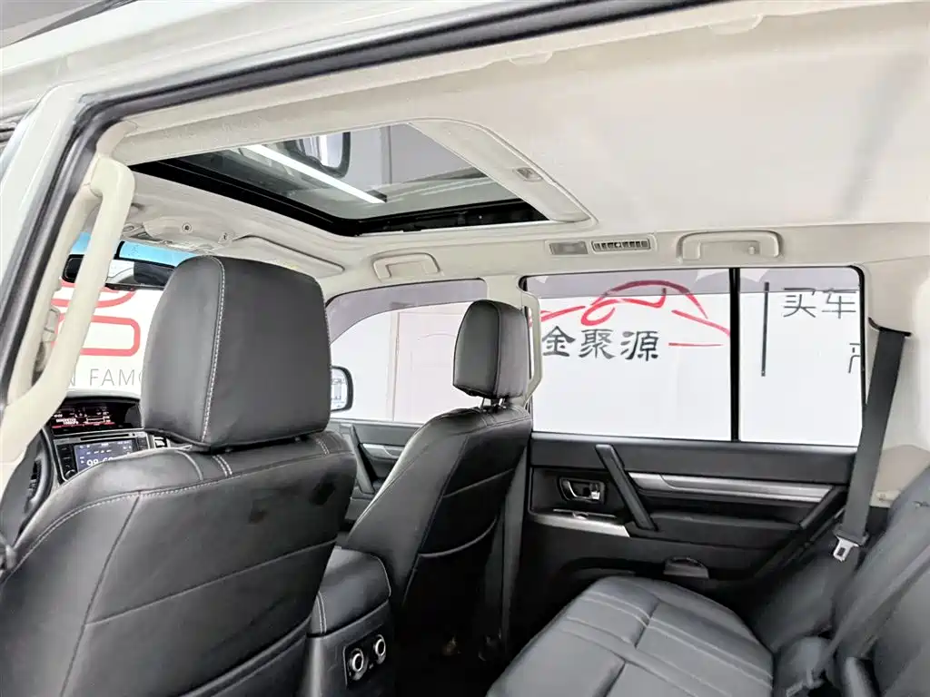 Mitsubishi Pajero 2016 — фото 11