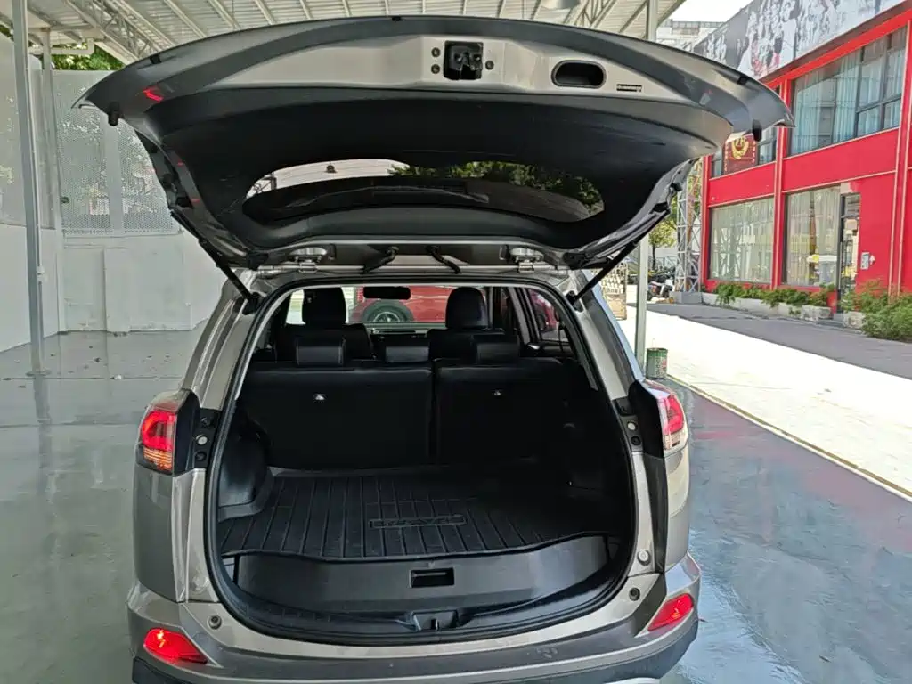 Toyota RAV4 2017 — фото 19
