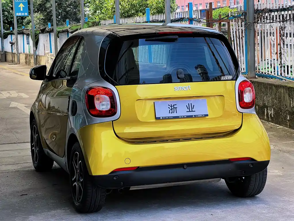 smart Fortwo 2017 — фото 16