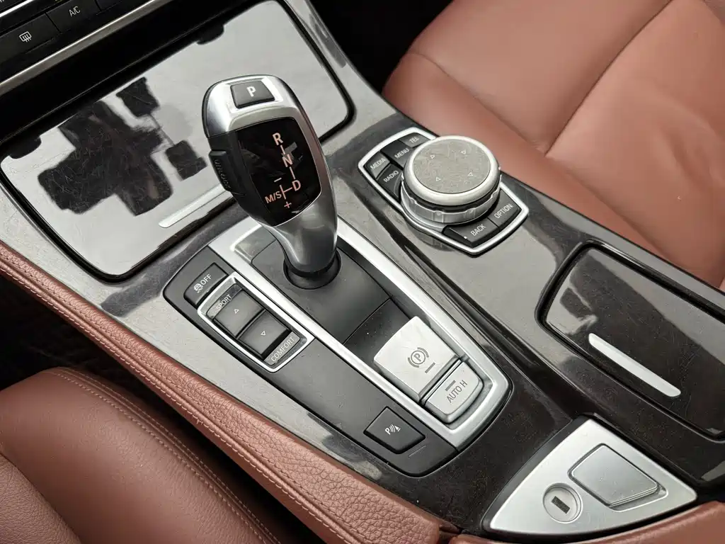 BMW 5 Series 2015 — фото 24