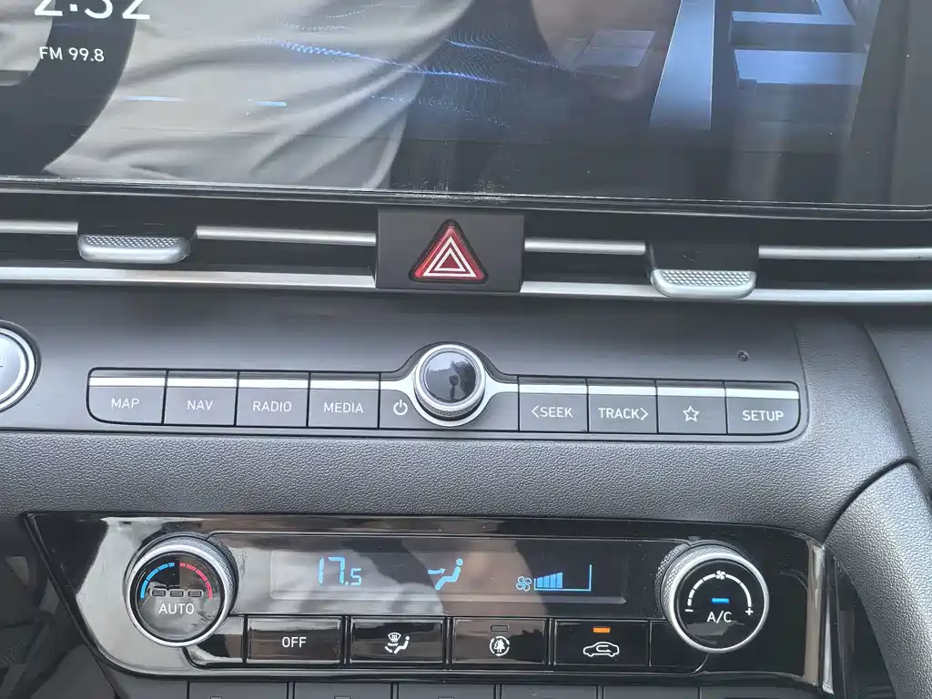 Hyundai Elantra 2023 — фото 10