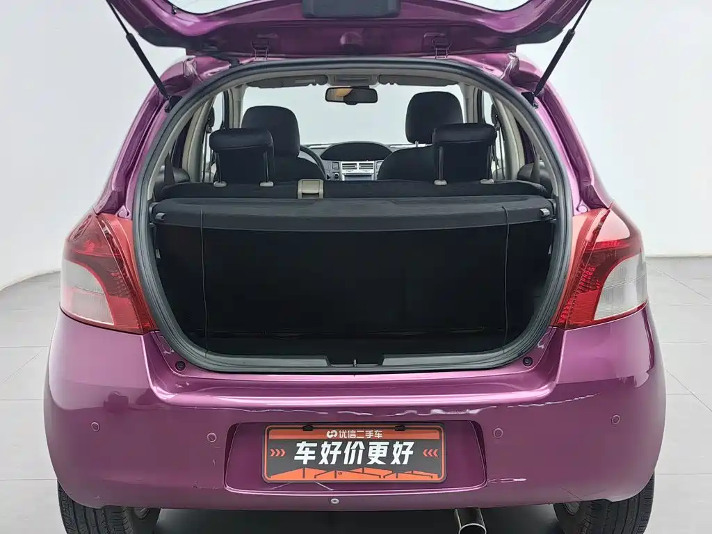 Toyota Yaris L 2010 — фото 16