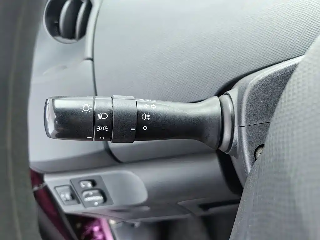 Toyota Yaris L 2010 — фото 21