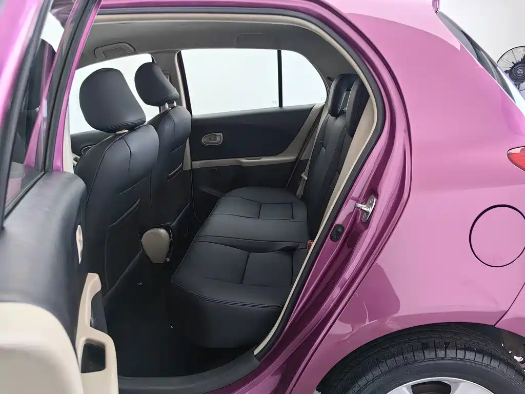 Toyota Yaris L 2010 — фото 15