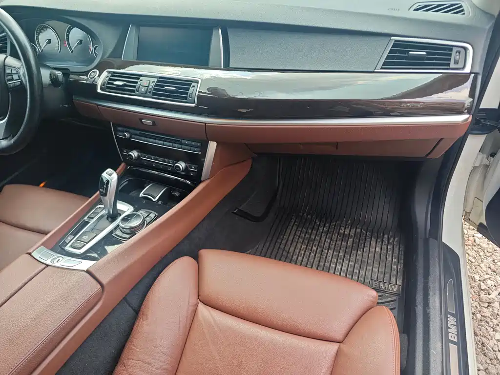 BMW 5 Series GT 2013 — фото 13