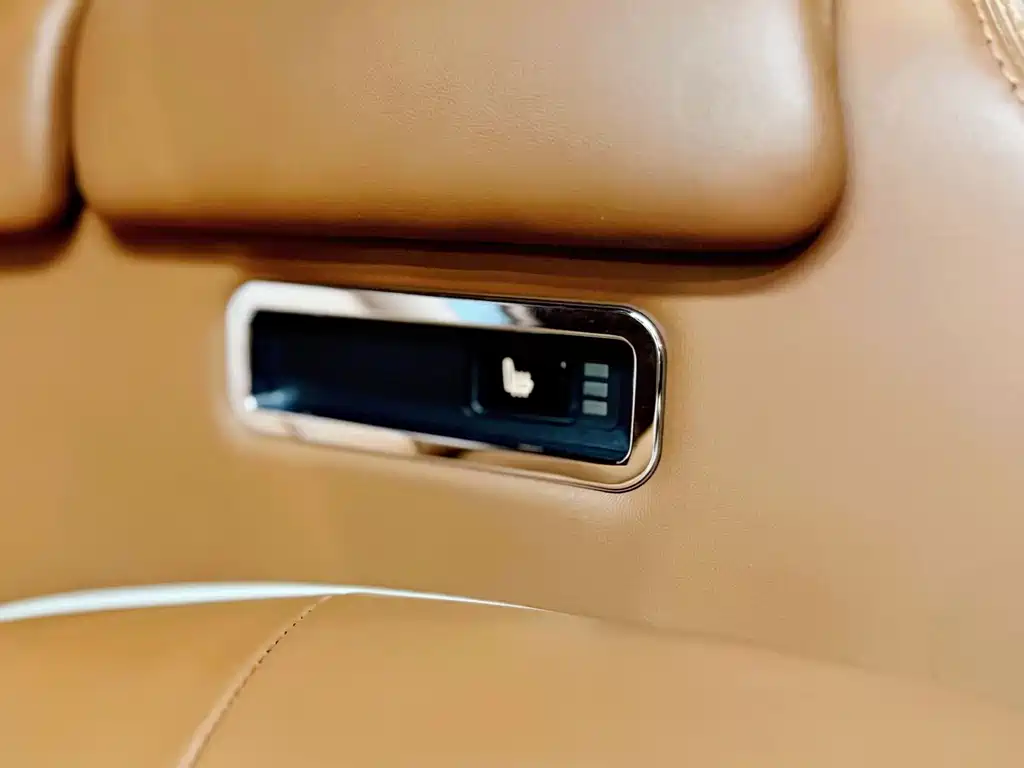 Rolls-Royce Phantom 2016 — фото 24