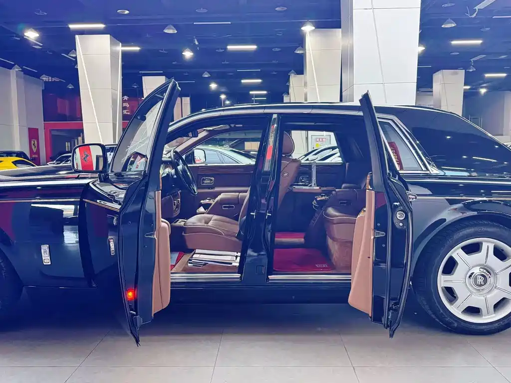 Rolls-Royce Phantom 2016 — фото 9
