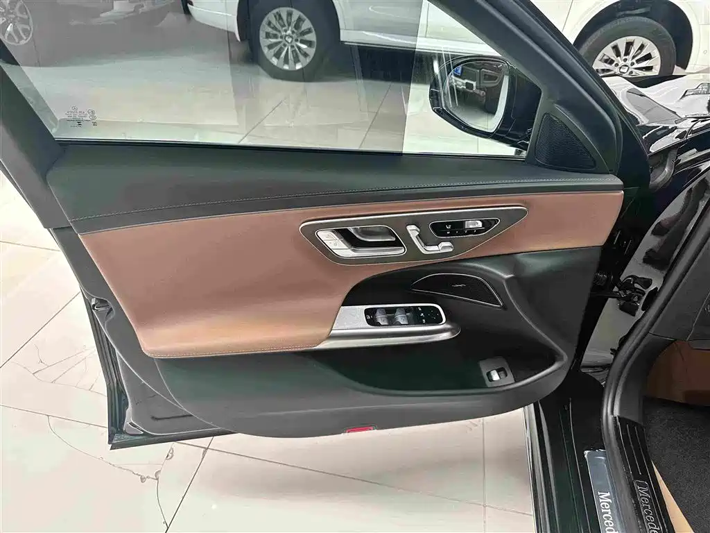 Mercedes-Benz E-Class 2025 — фото 7