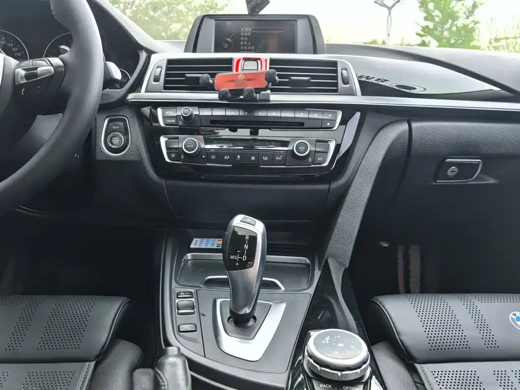 BMW 3 Series 2017 — фото 16