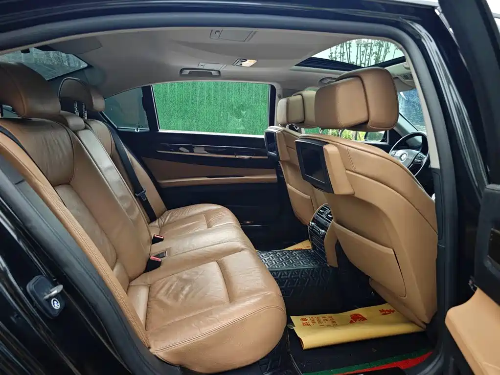 BMW 7 Series 2011 — фото 14