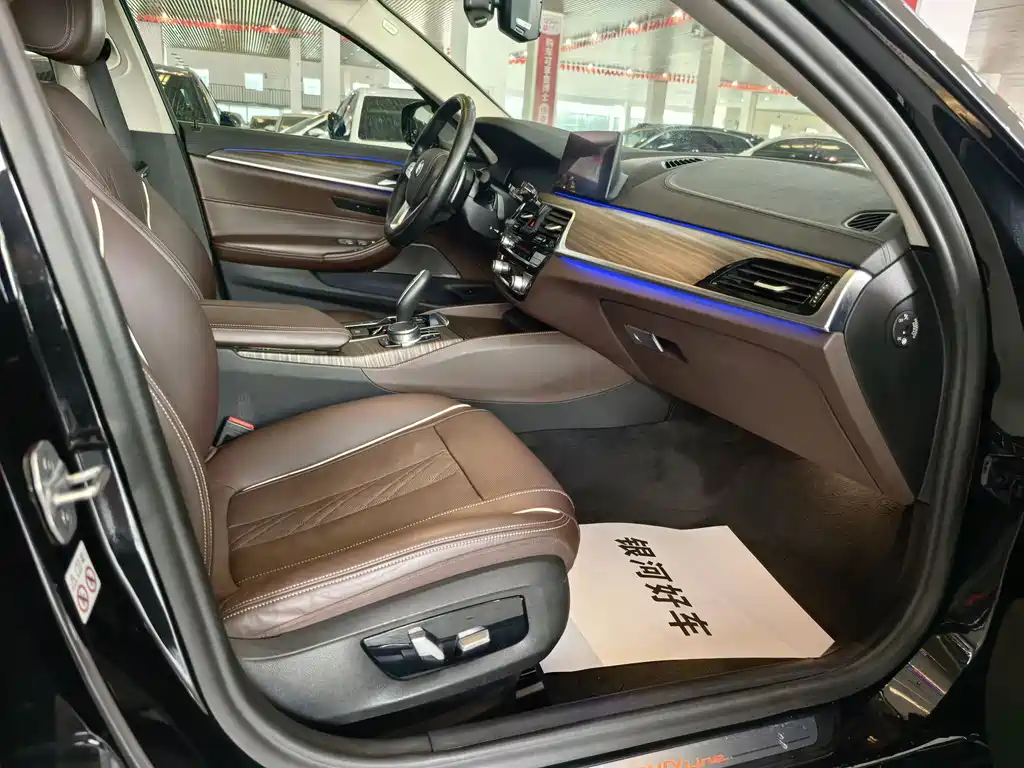 BMW 5 Series 2019 — фото 23