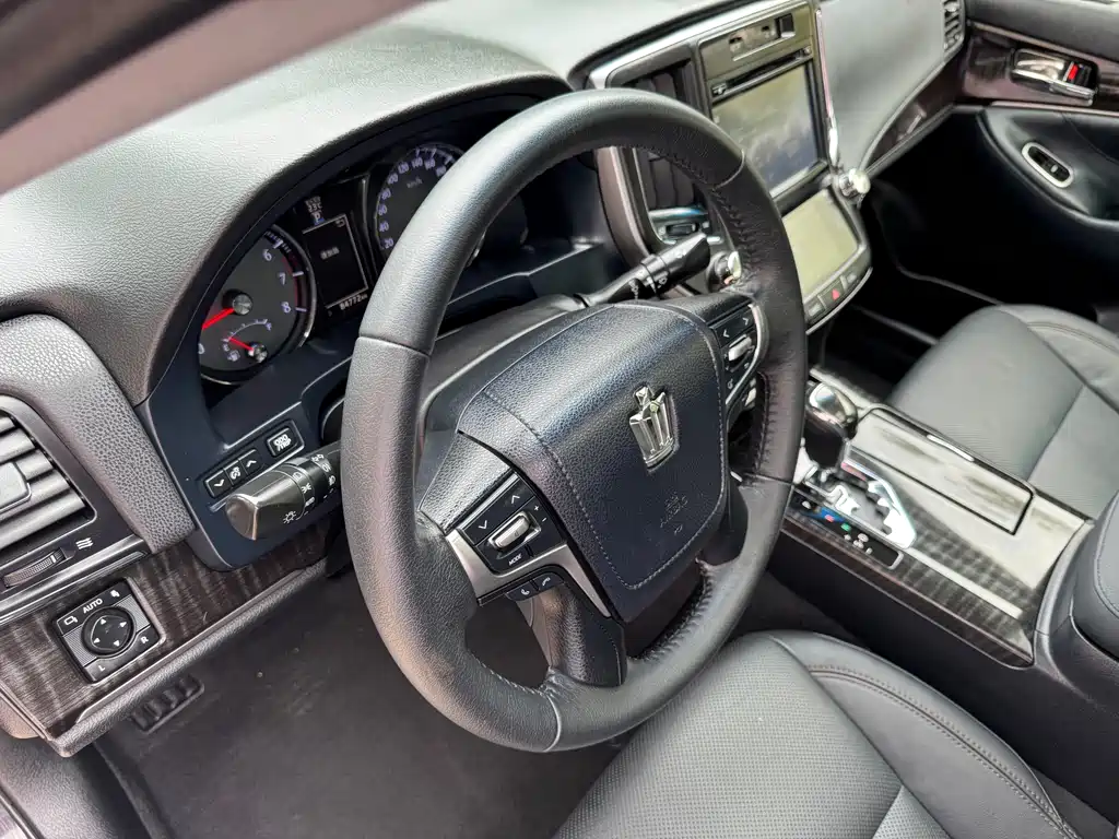 Toyota Crown 2017 — фото 19